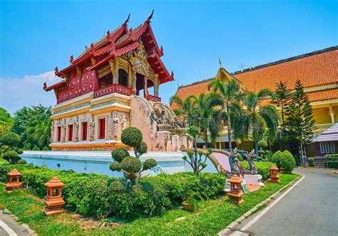 Wat Phra Singh Manuscript: Illuminating Ancient Dharma Teachings Through Exquisite Gold Leaf and Vivid Color!